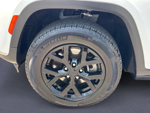 Used 2024 Jeep Grand Cherokee L Limited AWD/4WD image 10