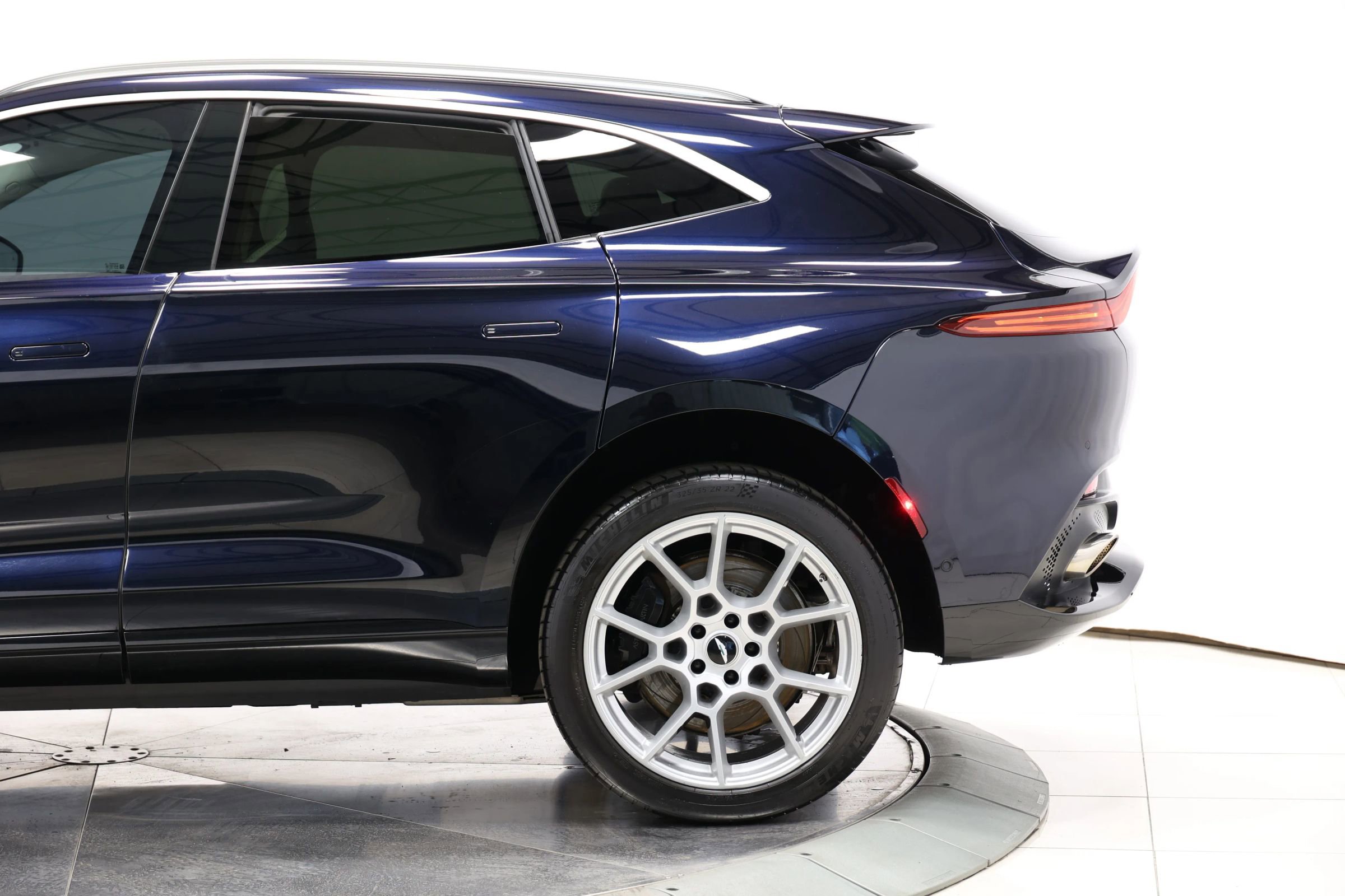 Used 2021 Aston Martin DBX AWD/4WD image 10