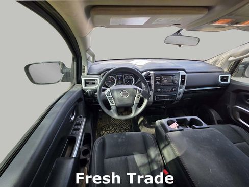 Used 2018 Nissan Titan SV image 10