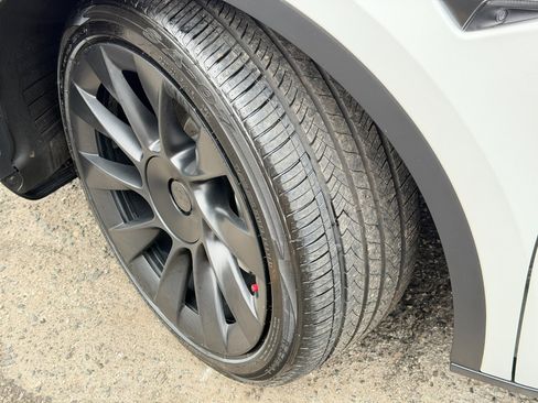 Used 2022 Tesla Model Y Long Range image 78