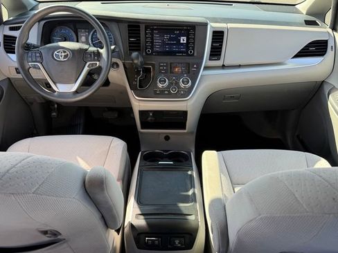 Used 2020 Toyota Sienna LE w/ LE Preferred Package FWD image 22