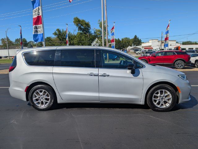 Used 2024 Chrysler Pacifica Touring-L FWD image 6