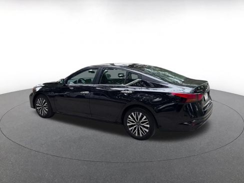 Used 2025 Nissan Altima 2.5 SV FWD image 10