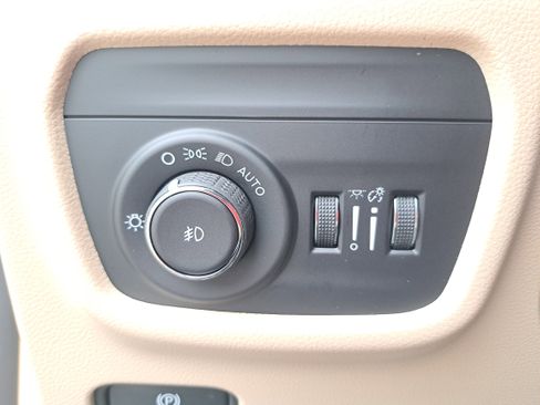 Used 2025 Jeep Grand Cherokee Limited image 26