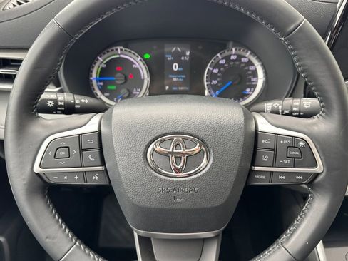Used 2022 Toyota Highlander LE FWD image 24