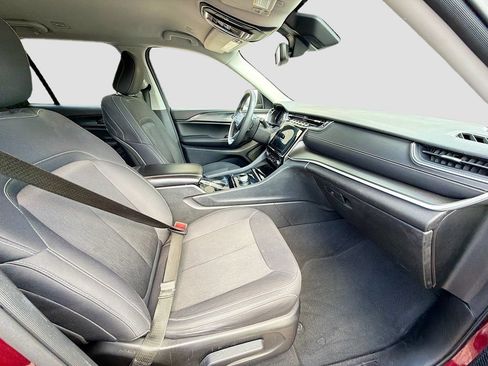 Used 2023 Jeep Grand Cherokee Laredo RWD image 16