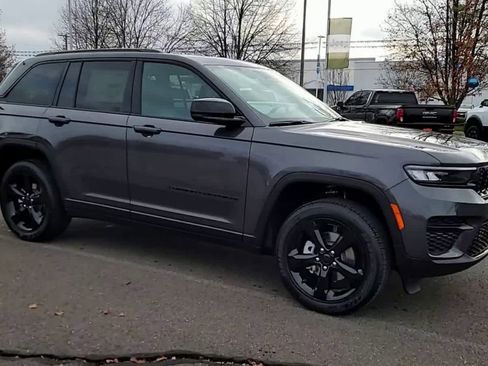 New 2025 Jeep Grand Cherokee Altitude image 2