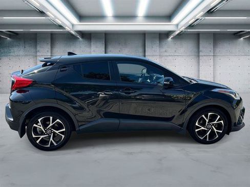 Used 2018 Toyota C-HR XLE FWD image 3