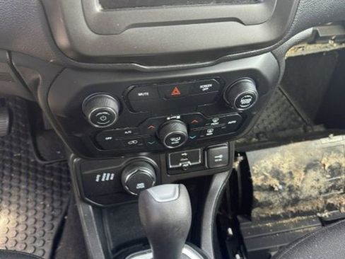 Used 2020 Jeep Renegade Latitude w/ Cold Weather Group image 32