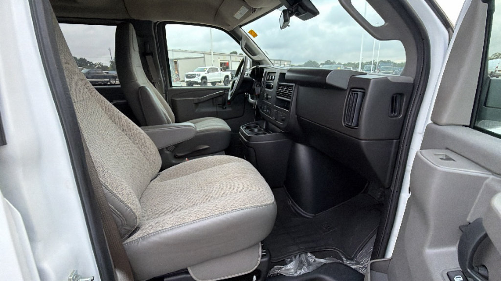 Used 2025 Chevrolet Express 3500 LT w/ LT Preferred Equipment Group RWD image 28