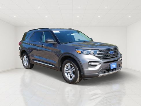 Certified 2022 Ford Explorer XLT w/ Equipment Group 202A AWD/4WD image 1