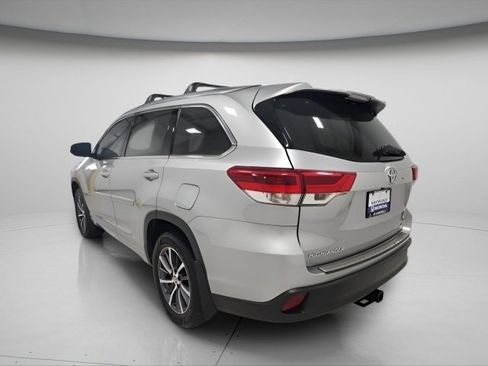 Used 2018 Toyota Highlander XLE AWD/4WD image 12