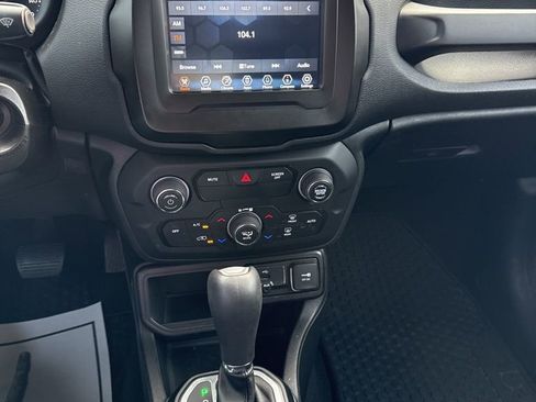 Used 2019 Jeep Renegade Latitude image 17