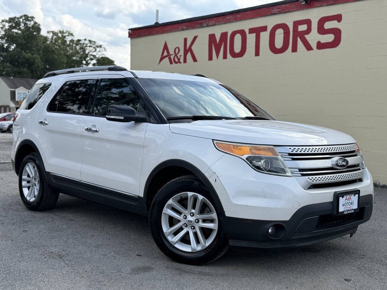 Used 2014 Ford Explorer XLT w/ Equipment Group 202A AWD/4WD image 1
