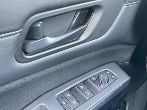 Used 2024 Nissan Pathfinder S image 13