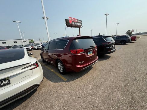 Used 2019 Chrysler Pacifica Touring-L FWD image 10