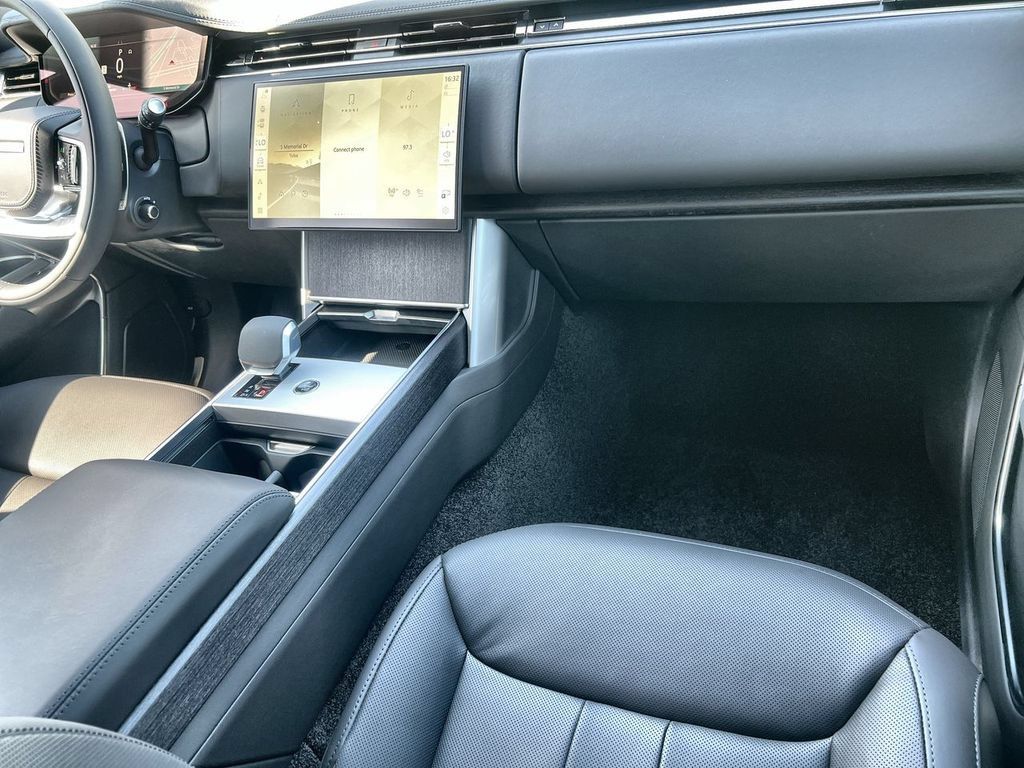 New 2026 Land Rover Range Rover Long Wheelbase SE AWD/4WD image 14