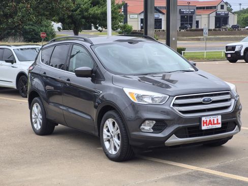 Used 2018 Ford Escape SE FWD image 1