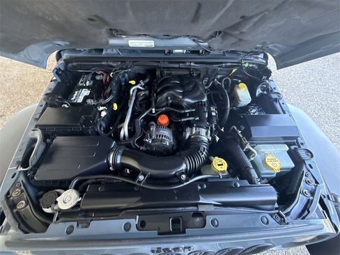 Used 2015 Jeep Wrangler Unlimited Rubicon w/ Connectivity Group image 26