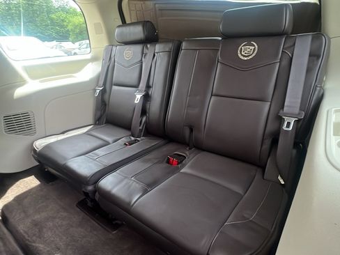 Used 2011 Cadillac Escalade Platinum AWD/4WD image 17