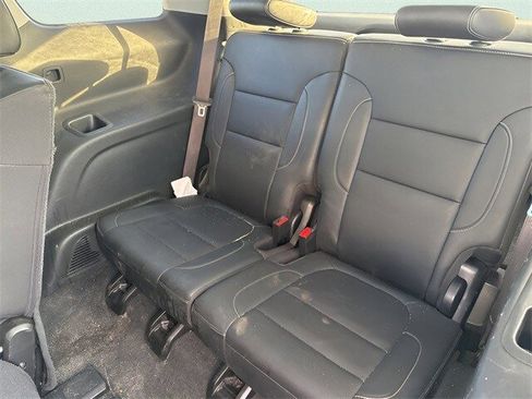 Used 2023 GMC Acadia SLT image 9