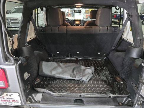 Used 2017 Jeep Wrangler Unlimited Sahara w/ Connectivity Group image 26