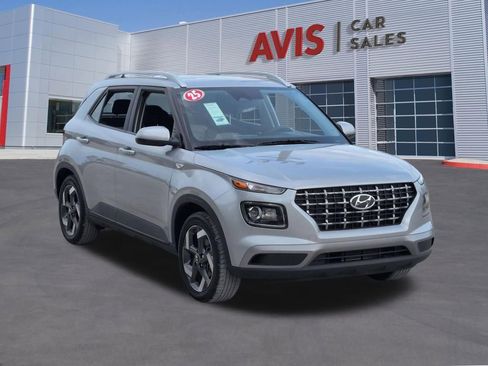 Used 2025 Hyundai Venue SEL FWD image 3
