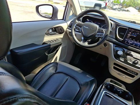 Used 2023 Chrysler Pacifica Touring-L FWD image 15