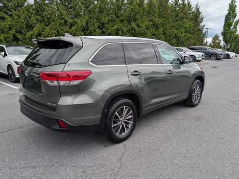 Used 2017 Toyota Highlander XLE AWD/4WD image 3