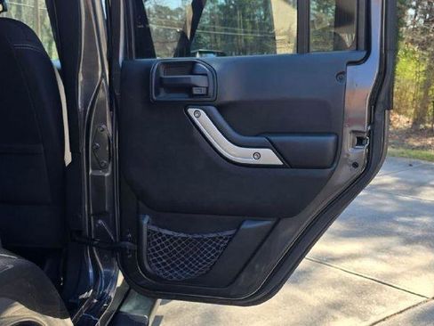 Used 2018 Jeep Wrangler Unlimited Sahara w/ Connectivity Group AWD/4WD image 12