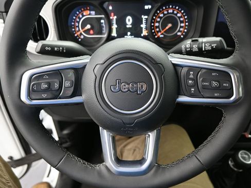 Used 2026 Jeep Wrangler Unlimited Sahara AWD/4WD image 13