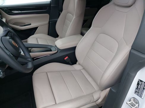 Used 2025 Porsche Macan Electric RWD image 5