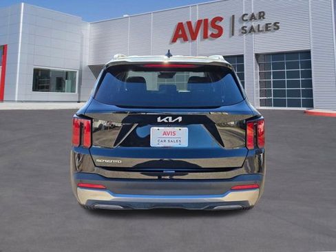 Used 2024 Kia Sorento S image 9