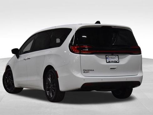 New 2026 Chrysler Pacifica Select image 2