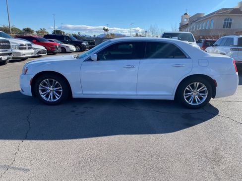 Used 2018 Chrysler 300 Touring w/ Driver Convenience Group image 9
