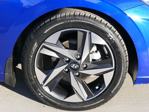 Used 2022 Hyundai Elantra Limited w/ Preferred Accessory Package image 10