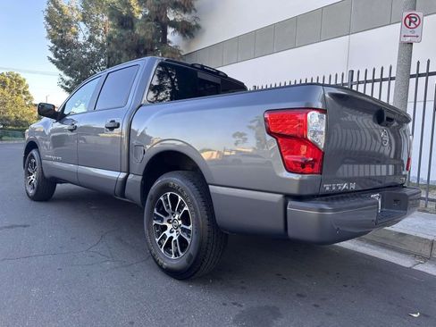 Used 2022 Nissan Titan SV image 9