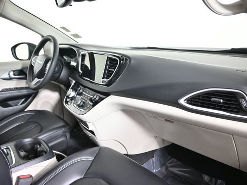 Used 2023 Chrysler Pacifica Touring-L FWD image 14