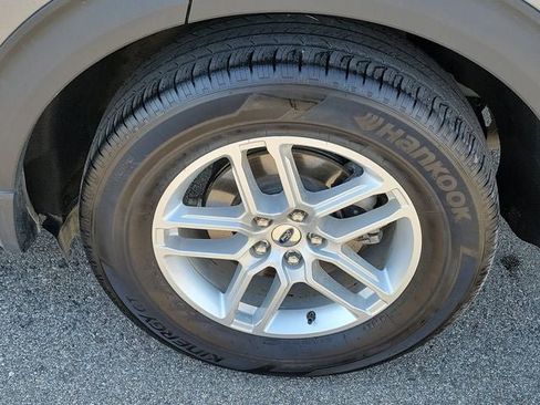 Used 2025 Ford Explorer Active AWD/4WD image 27