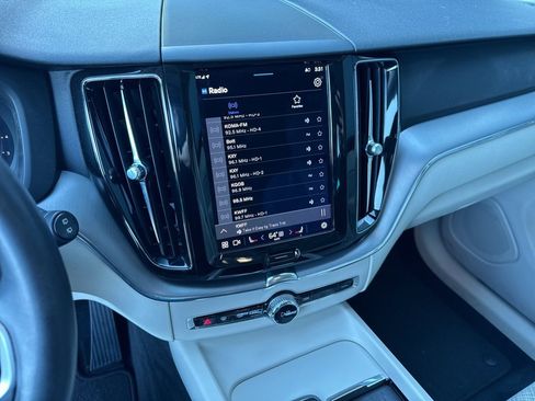 Used 2022 Volvo XC60 B5 Momentum image 6