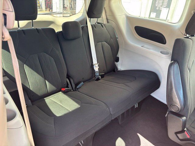 Used 2019 Chrysler Pacifica Touring FWD image 9