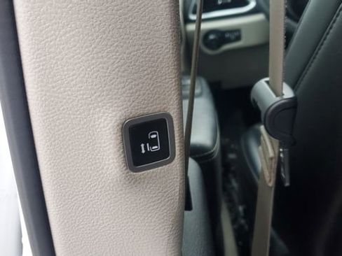 Certified 2024 Chrysler Pacifica Touring-L image 28