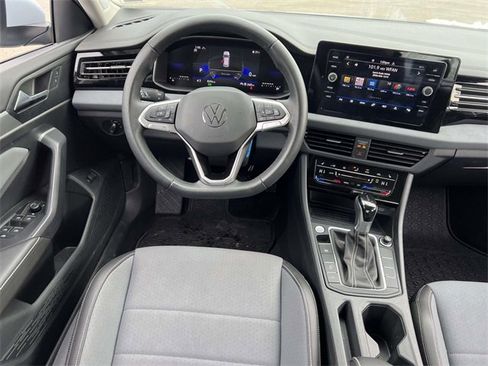 Certified 2025 Volkswagen Jetta SE image 14