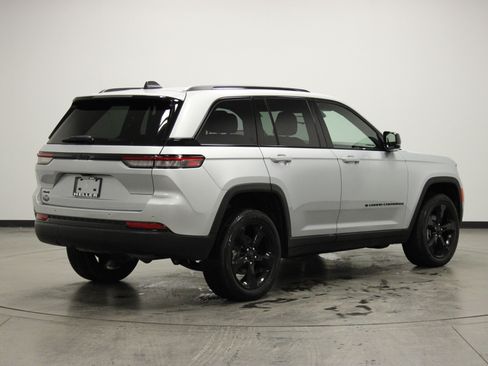Used 2023 Jeep Grand Cherokee Altitude image 8