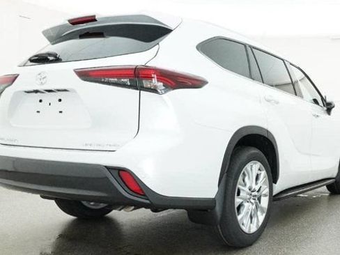 New 2026 Toyota Highlander AWD image 23