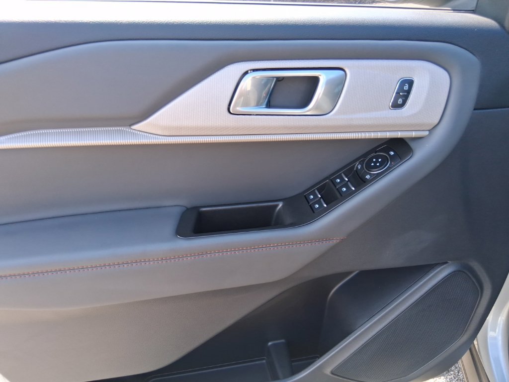 Used 2025 Ford Explorer Active AWD/4WD image 10