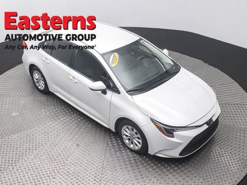 Used 2022 Toyota Corolla LE w/ LE Convenience Package FWD image 3