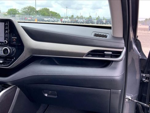 Used 2021 Toyota Highlander XLE image 17