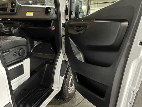 Used 2025 Mercedes-Benz Sprinter 2500 image 10