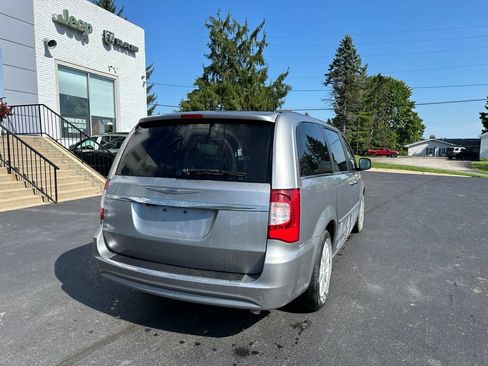 Used 2016 Chrysler Town & Country Touring w/ Driver Convenience Group FWD image 3
